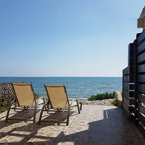 https://beach-house-at-seafront.hotelsatayianapa.com